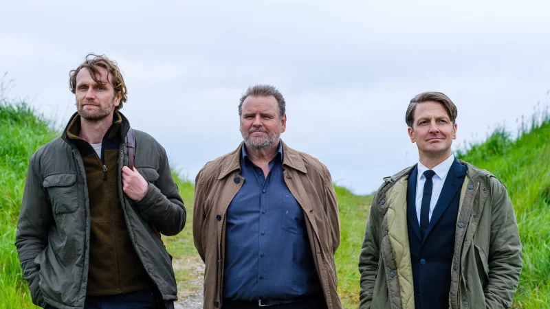 Der Fund der Bronzescheibe interessiert auch das Denkmalamt Niedersachsen, dessen Gutachter Laurens Trautmann (l., Ulrich Brandhoff) den Fundort besichtigt. - &copy; Michael K schau/ZDF/dpa