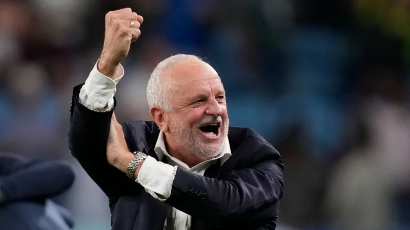 2022 nahm Iraks Trainer Graham Arnold mit Australien an der WM in Katar teil. - &copy; Thanassis Stavrakis/AP/dpa