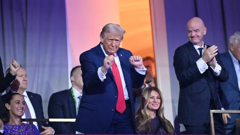 Donald Trump tanzt auf der Tribüne bei der WM-Auslosung. - © Mandel Ngan/POOL AFP/AP/dpa