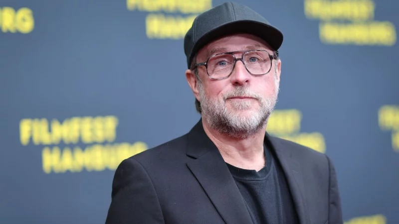 M&auml;del: Mit Brille schon mal ein Requisit mehr zum Spielen als die Kollegen. (Archivbild) - &copy; Christian Charisius/dpa