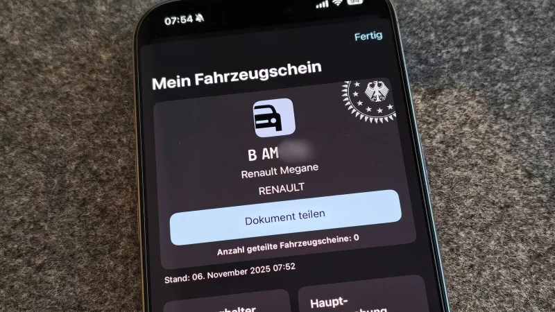 Kein knitteriges Papier mehr: So sieht er aus, der digitale Fahrzeugschein. - &copy; Till Simon Nagel/dpa-tmn