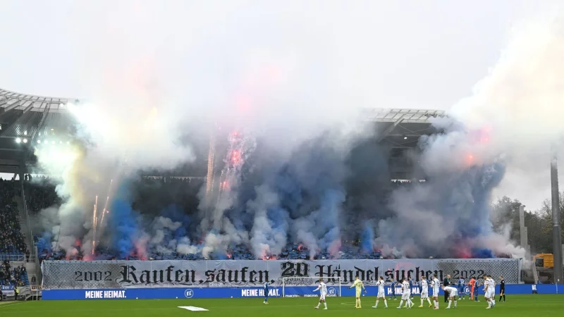 Diese Pyro-Aktion von Fans des Karlsruher SC im November 2022 hat auch ein juristisches Nachspiel. - © Uli Deck/dpa
