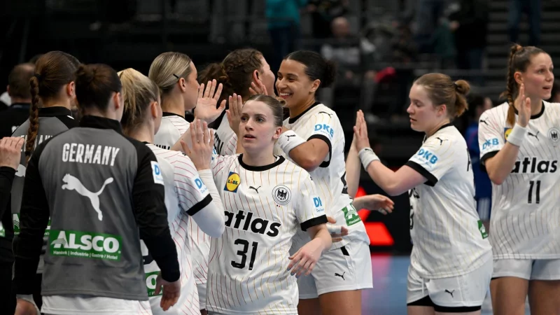 Auch Deutschlands Handballerinnen spielen teilweise in wei&szlig;en Hosen. (Archivbild) - &copy; Harald Tittel/dpa