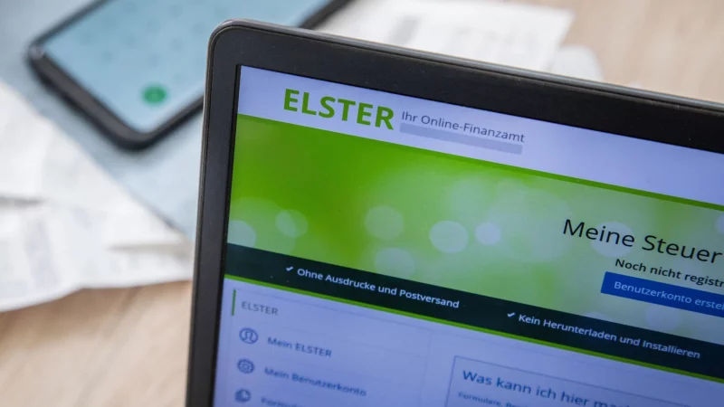 Papierkram nur noch auf Wunsch: Ab 2027 sollen Steuerbescheide voraussichtlich standardm&auml;&szlig;ig digital kommen. - &copy; Christin Klose/dpa-tmn