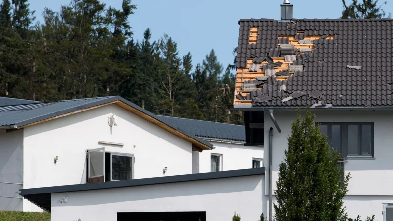 Hat ein Sturm das Dach des Eigenheims beschädigt, kommt die Wohngebäudeversicherung für den Schaden auf. - © Sven Hoppe/dpa/dpa-tmn
