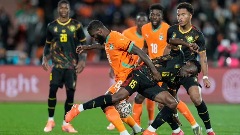 Das Spiel zwischen der Elfenbeink&uuml;ste und Kamerun war hart umk&auml;mpft. - &copy; Themba Hadebe/AP/dpa