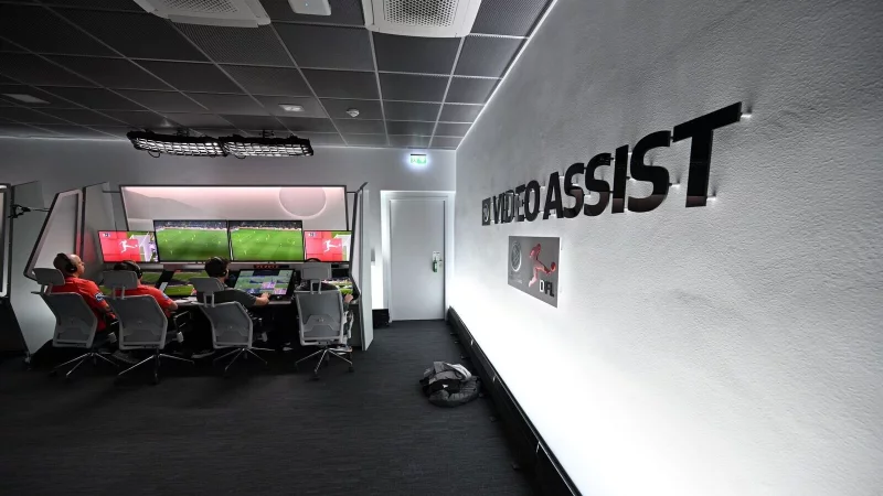 Die Arbeit an den Monitoren erfordert hohe Konzentration. (Archivbild) - © Federico Gambarini/dpa