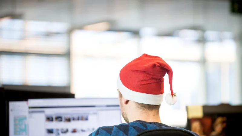 Wenn im Büro die besinnliche Zeit anbricht, ist mehr Raum für Gespräche - © Zacharie Scheurer/dpa-tmn