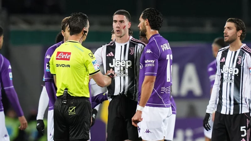 Juventus-Spieler Dusan Vlahovic (M) wurde im Spiel gegen seinen Ex-Club AC Florenz von Fans rassistisch beleidigt. - &copy; Massimo Paolone/LaPresse/AP/dpa