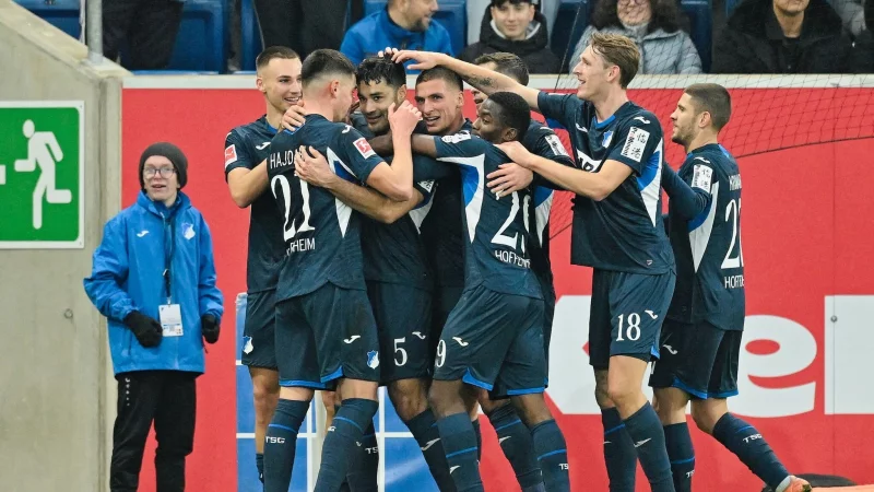 Ozan Kabak (3. Spieler von l.) bejubelt Tor und Rückkehr in die Startelf nach schwierigen Zeiten. - © Uwe Anspach/dpa