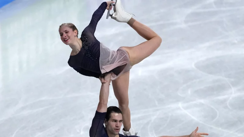 Minerva Hase und Nikita Volodin belegen im Grand-Prix-Finale den dritten Platz. - © Hiro Komae/AP/dpa