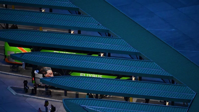 Flixbus stockt sein Angebot rund um die Feiertage auf: Auf beliebten Strecken fahren deutlich mehr Busse als sonst. - &copy; Sebastian Gollnow/dpa/dpa-tmn