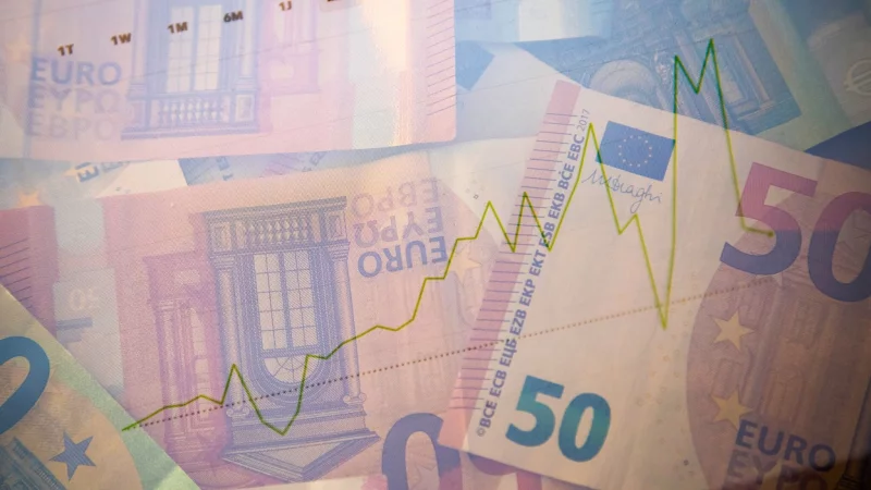 Wer im Ausland investiert, zahlt oft doppelt Steuern: Schlie&szlig;lich m&uuml;ssen Kapitalertr&auml;ge dann in zwei L&auml;ndern versteuert werden. - &copy; Christin Klose/dpa-tmn