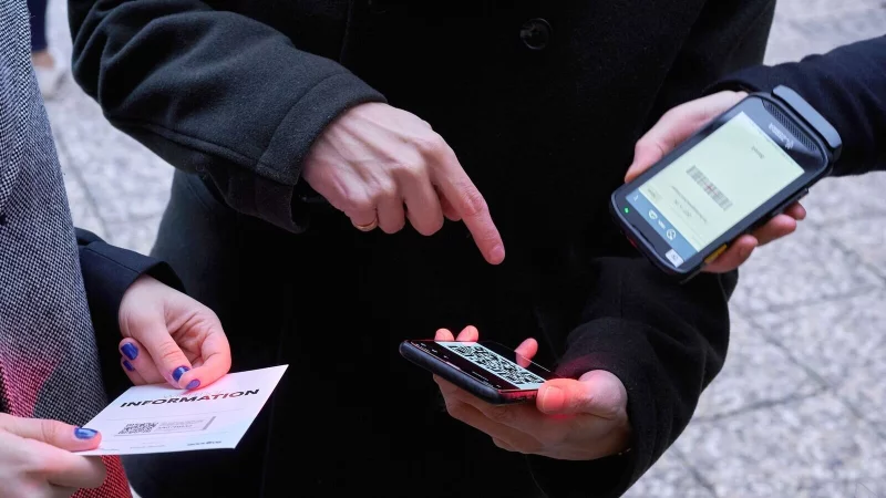 Digitale Tickets lassen sich am einfachsten in Wallet-Apps speichern: So sind sie auch ohne Internet schnell griffbereit. - &copy; Annette Riedl/dpa/dpa-tmn
