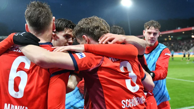 Heidenheim feiert einen wichtigen Heimsieg. - © Jan-Philipp Strobel/dpa