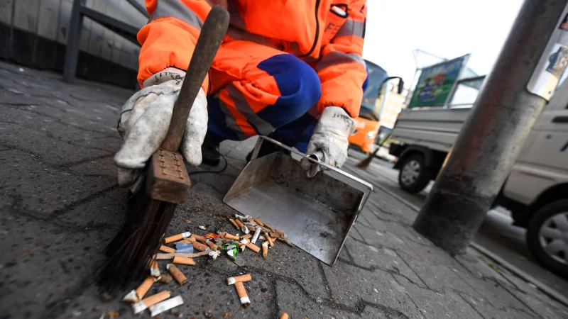 Achtlos weggeworfene Kippen schaden der Umwelt - und ihre Entsorgung kostet die Kommunen jedes Jahr Millionen. - &copy; Fabian Sommer/dpa
