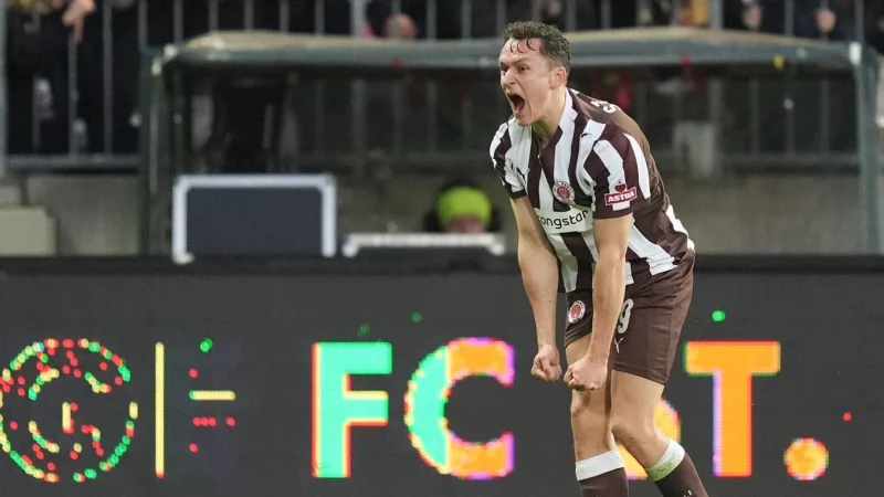 Martijn Kaars jubelt über seinen Treffer zum 1:0 für den FC St. Pauli. - © Marcus Brandt/dpa