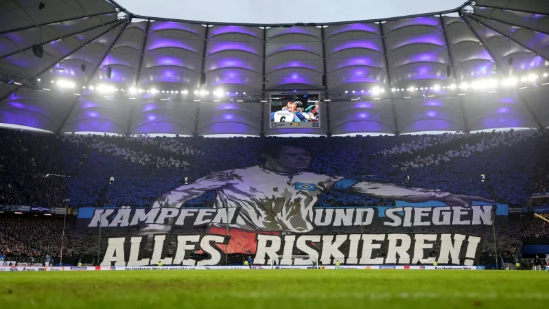 Die Choreographie der HSV-Fans vor dem Nordderby gegen Werder Bremen. - © Christian Charisius/dpa