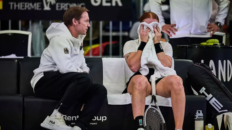 Ella Seidel vergr&auml;bt ihr Gesicht hinter einem Handtuch - Teamchef Rainer Sch&uuml;ttler tr&ouml;stet. - &copy; Mathias Schulz/dpa