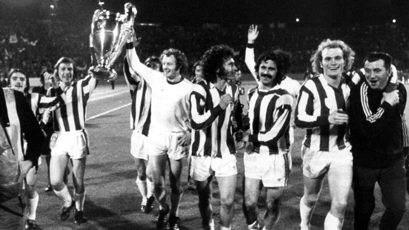 Die Bayern mit Paul Breitner (Mitte), Gerd M&uuml;ller (3.v.r.) und Uli Hoene&szlig; (2.v.r.) jubeln nach dem Gewinn des Europapokals der Landesmeister. (Archivfoto) - &copy; picture-alliance / dpa