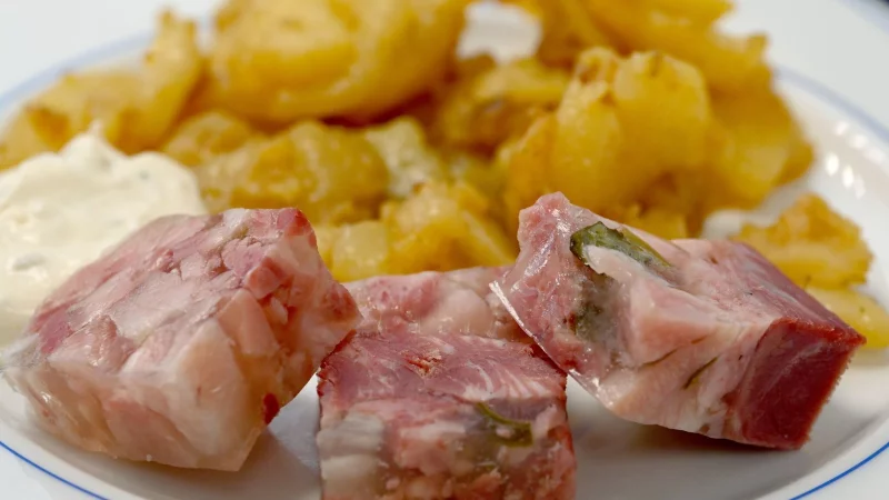 Wer die Konsistenz von Aspik nicht mag, kann sich mit einem Zubereitungs-Trick austricksen. - &copy; Bernd Settnik/dpa/dpa-tmn