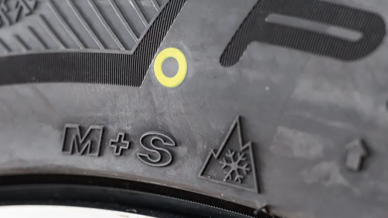 Das Alpine-Symbol mit Schneeflocke kennzeichnet offiziell anerkannte Winterreifen: Die M+S-Markierung allein reicht seit Oktober 2024 nicht mehr aus. - © Patrick Pleul/dpa/dpa-tmn