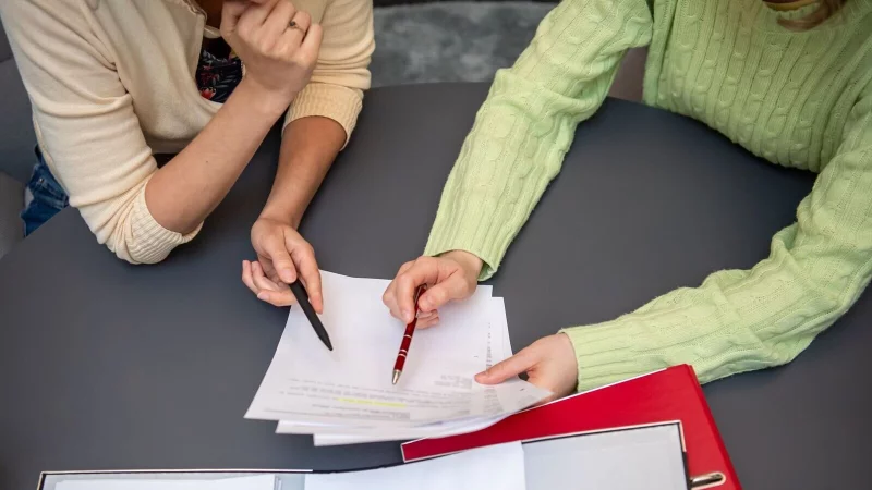 &Uuml;berblick &uuml;ber die eigenen Finanzen verloren? Eine professionelle Schuldnerberatung kann dabei helfen, wieder auf die F&uuml;&szlig;e zu kommen. - &copy; Nico Tapia/dpa-tmn