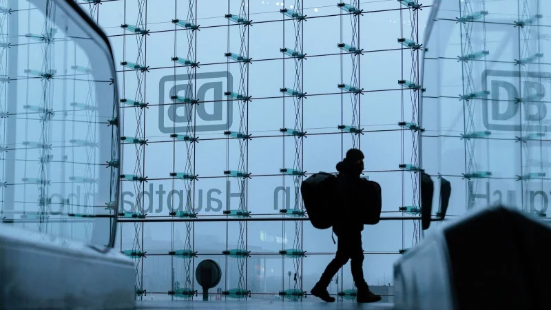 Zwei Tickets f&uuml;r einen Zug: Auch eine durchg&auml;ngige Verbindung kann man theoretisch in separate Buchungen aufteilen. - &copy; Carsten Koall/dpa