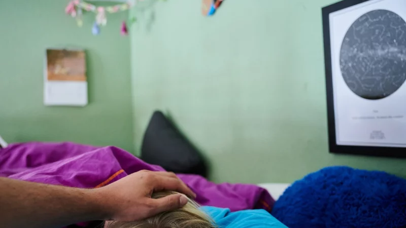 Ein Limit an Fehltagen wegen eines kranken Kindes gibt es nicht - doch der Arbeitgeber kann irgendwann nachhaken. - &copy; Annette Riedl/dpa/dpa-tmn