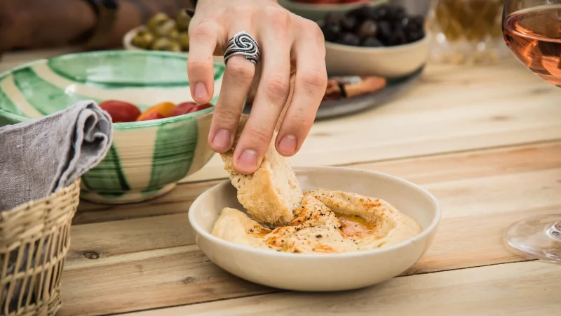 Vorsicht, Sesam! Hummus & Co. könnten Salmonellen enthalten. Wie kommt das und wer ist besonders gefährdet? - © Christin Klose/dpa-tmn