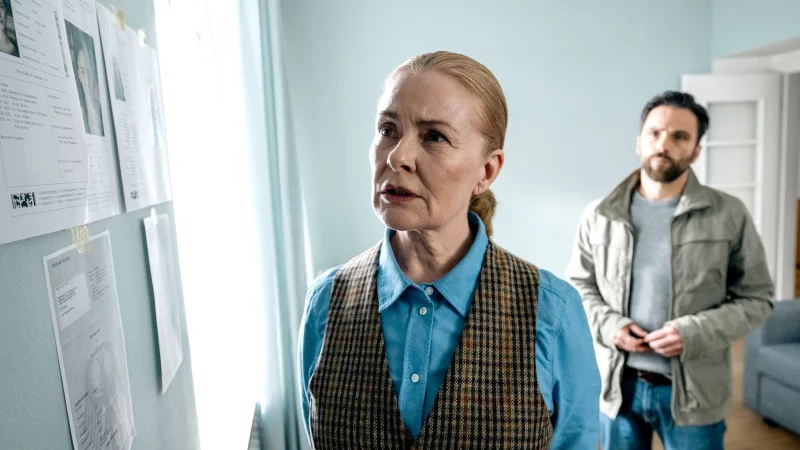 Die &laquo;F&uuml;chsin&raquo; (Lina Wendel) beim Blick auf erste Recherche-Ergebnisse von Youssef. - &copy; Martin Rottenkolber/WDR Kommunikation/Redaktion Bild/dpa