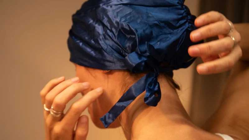 Eine Seidenhaube schützt nachts das Haar vor Haarbruch. - © Christin Klose/dpa-tmn