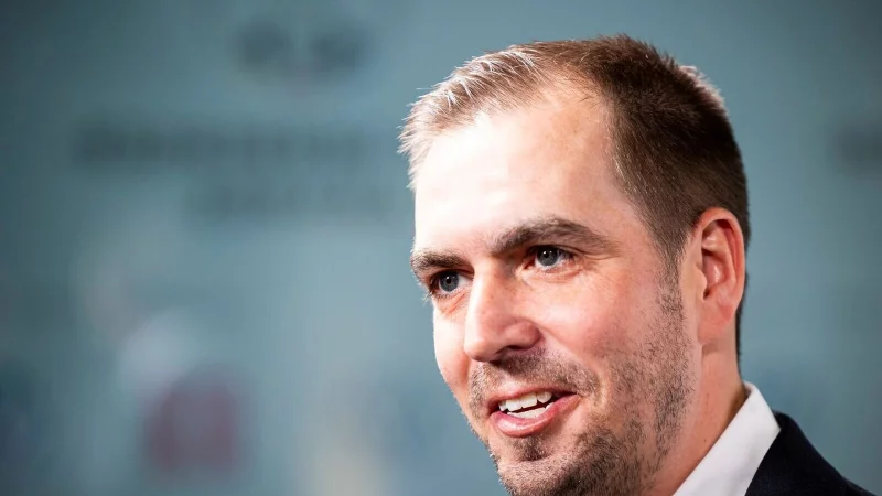 Philipp Lahm fordert von Bundestrainer Julian Nagelsmann vor der WM mehr Kontinuität und klare Strukturen in der Mannschaft. (Archivbild) - © Michael Matthey/dpa