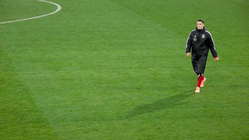 Florian Wirtz geht &uuml;ber den Trainigsplatz. - &copy; Christian Charisius/dpa