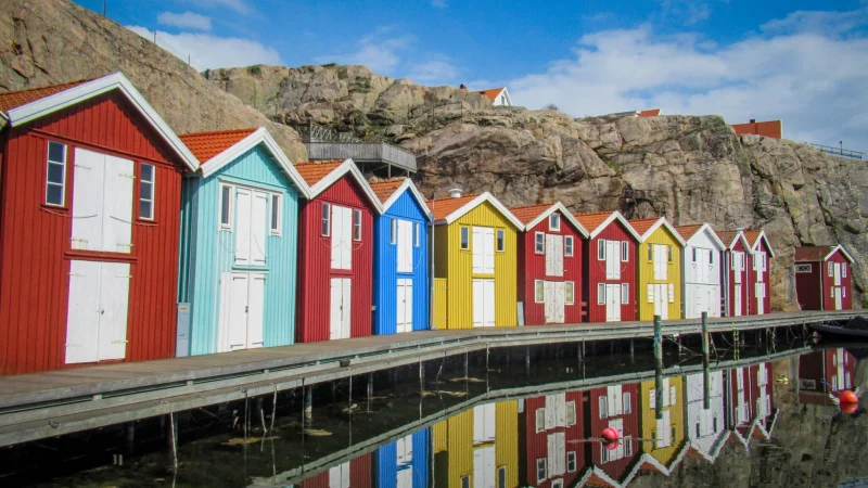 Sm&ouml;gen an der schwedischen Westk&uuml;ste: Die bunten Holzh&auml;user am Hafen sind das Wahrzeichen des Fischer&ouml;rtchens &ndash; und Ausgangspunkt f&uuml;r Linneas Algensafari. - &copy; Sabine Glaubitz/dpa-tmn