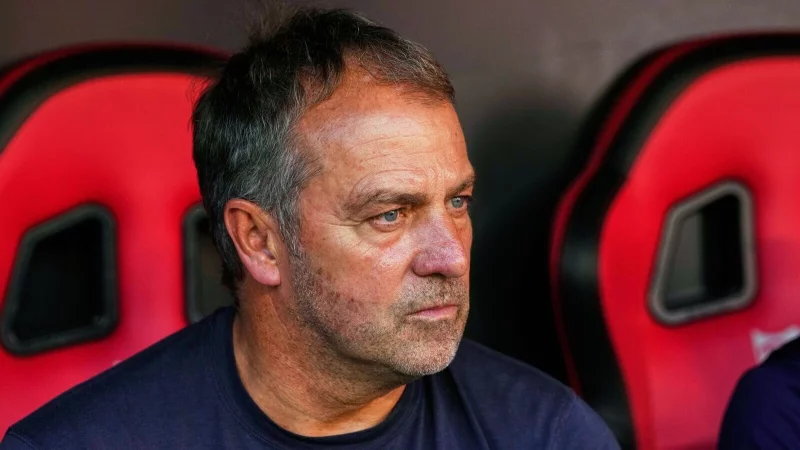 Sieht die Miami-Reise seines Clubs kritisch: Barcelonas Cheftrainer Hansi Flick. (Archivbild) - © Jose Breton/AP/dpa