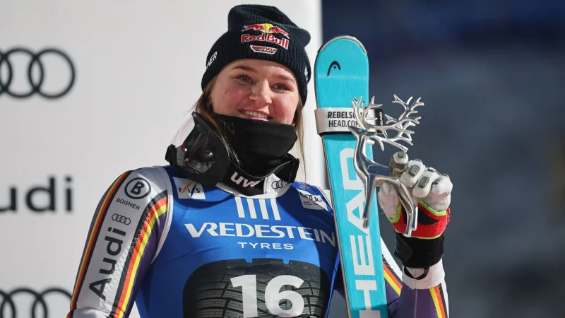 Emma Aicher jubelt &uuml;ber ihren dritten Platz beim Slalom von Levi. - &copy; Marco Trovati/AP/dpa