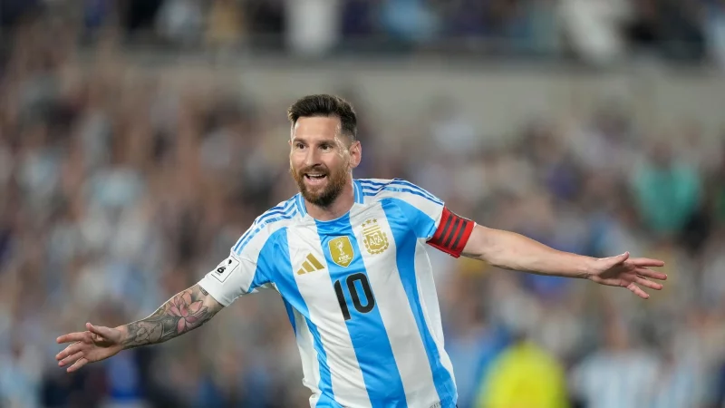 Weltmeister Argentinien mit Lionel Messi spielt am 27. M&auml;rz in Doha gegen Europameister Spanien. (Archivbild) - &copy; Natacha Pisarenko/AP/dpa