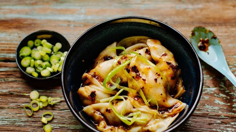 Der Teig f&uuml;r chinesische Wan-Tan ist sehr zart und d&uuml;nn. Hier sind sie mit Schweinehackfleisch, Garnelen, Chinakohl, Shiitake-Pilzen und Ingwer gef&uuml;llt. - &copy; asiastreetfood.com/dpa-tmn