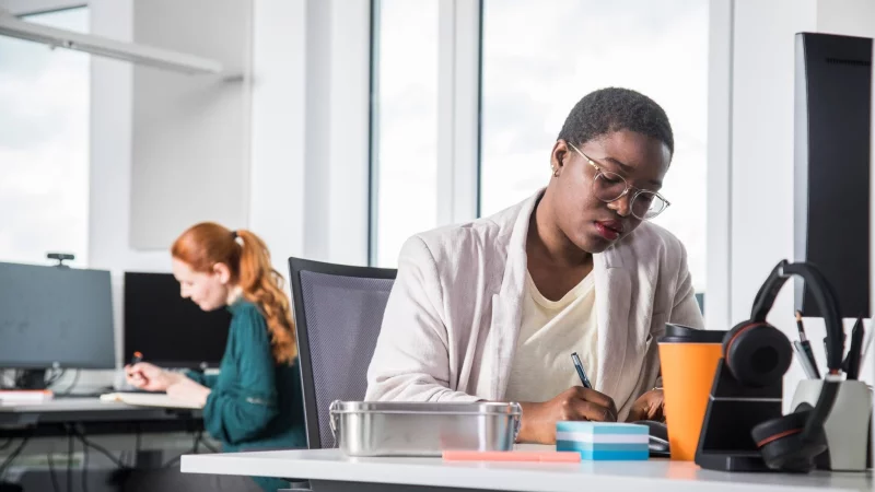 Ob strategisch oder kreativ im Job: Ein Zyklus-Tagebuch kann helfen, die eigene Energie besser einzusch&auml;tzen und optimal zu nutzen. - &copy; Christin Klose/dpa-tmn