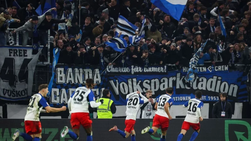 Fabio Vieira (Rückennummer 20) traf in der Nachspielzeit zum umjubelten Siegtreffer. - © Christian Charisius/dpa