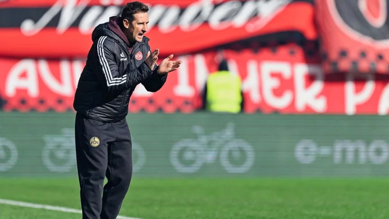 Durfte am Ende über einen Punkt in Kaiserslautern jubeln: Miroslav Klose - © Uwe Anspach/dpa