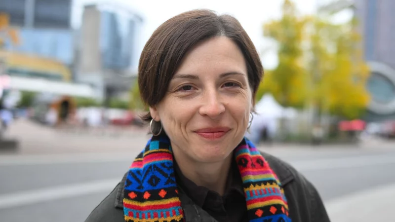 Die Schweizer Autorin Dorothee Elmiger bei der Frankfurter Buchmesse. - © Arne Dedert/dpa