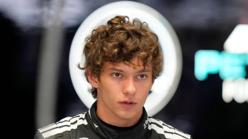 Kimi Antonelli stellt sein Profilbild auf Schwarz nach schwerer Hetze im Netz. - © Luca Bruno/AP/dpa