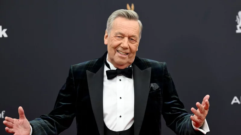 Roland Kaiser ist mit dem Bambi f&uuml;r das Lebenswerk geehrt worden. - &copy; Felix H&ouml;rhager/dpa