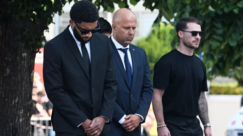 Liverpools Trainer Arne Slot (M) denkt an Weihnachten an Jotas Familie. (Archivbild) - &copy; Pa/PA Wire/dpa