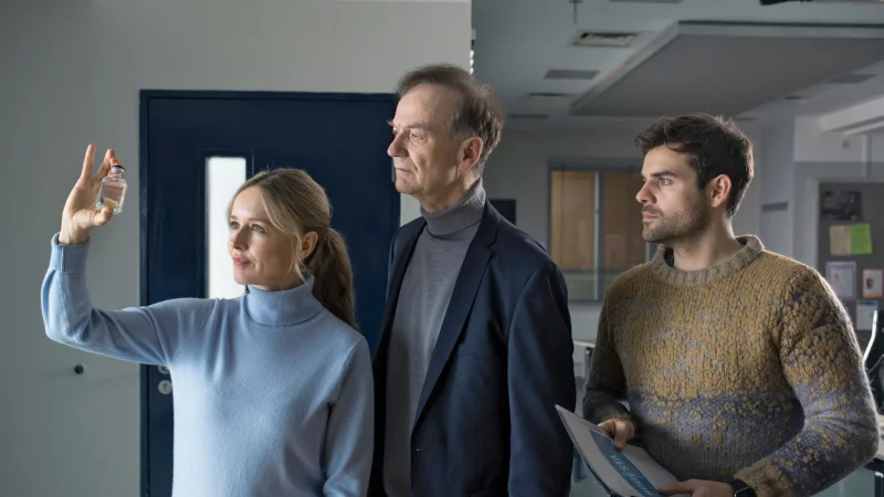 Die Kommissare Linett Wachow (Stefanie Stappenbeck, l-r), Reddemann (Arnfried Lerche) und Nils Makowski (Lucas Reiber) begutachten ein Fl&auml;schchen mit einem "Wundermittel". - &copy; Katrin Knoke/ZDF/dpa