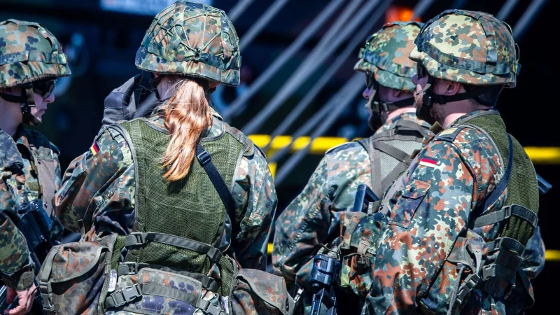 Frauen stehen bei der Bundeswehr alle Bereiche und Laufbahnen offen, nicht nur im zivilen, sondern auch im militärischen Bereich. - © Jens Büttner/dpa