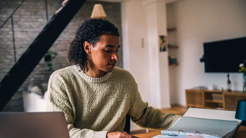 Kann sich schon fr&uuml;hzeitig lohnen: der Blick auf die anstehende Steuererkl&auml;rung f&uuml;r 2025. - &copy; Zacharie Scheurer/dpa-tmn