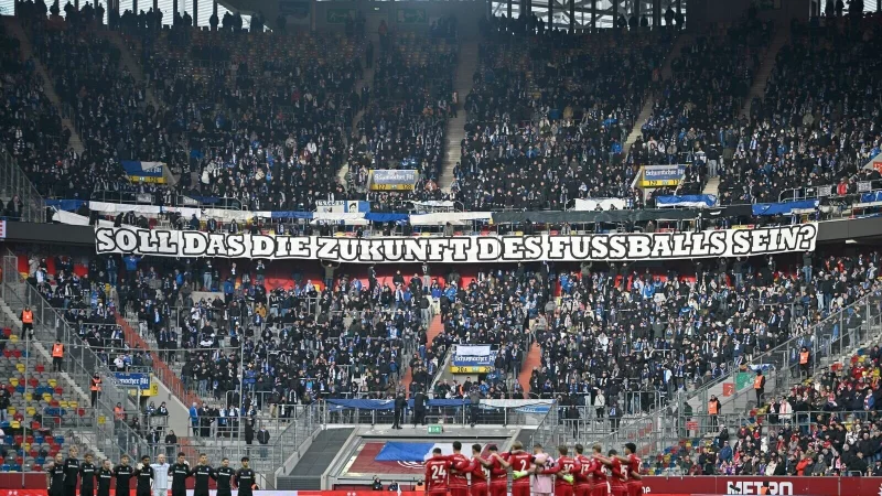 Fu&szlig;ball-Fans in ganz Deutschland haben sich in den Stadien gegen geplante Ma&szlig;nahmen der Politik gewehrt. - &copy; Anke Waelischmiller/dpa